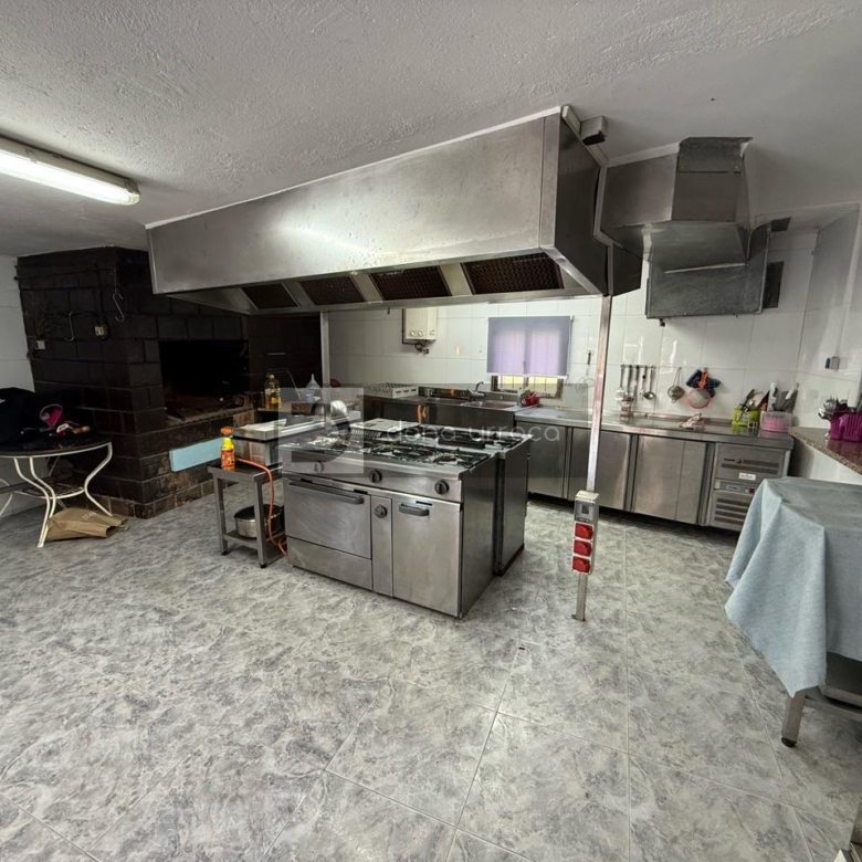 ESPECTACULAR BAR- PARRILLADA EN TUI CON GRAN PARKING Y TERRAZA – ¡LISTO PARA FUNCIONAR!