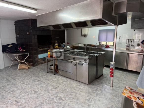 ESPECTACULAR BAR- PARRILLADA EN TUI CON GRAN PARKING Y TERRAZA – ¡LISTO PARA FUNCIONAR!