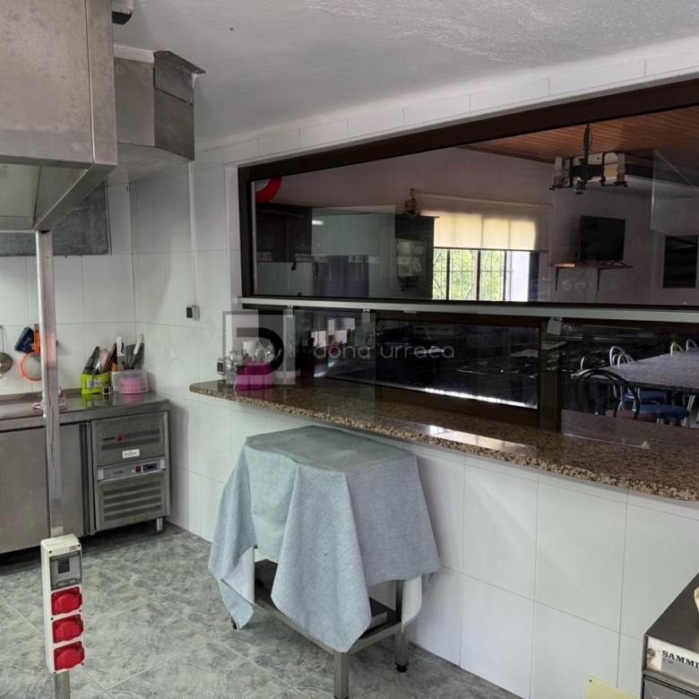 ESPECTACULAR BAR- PARRILLADA EN TUI CON GRAN PARKING Y TERRAZA – ¡LISTO PARA FUNCIONAR!