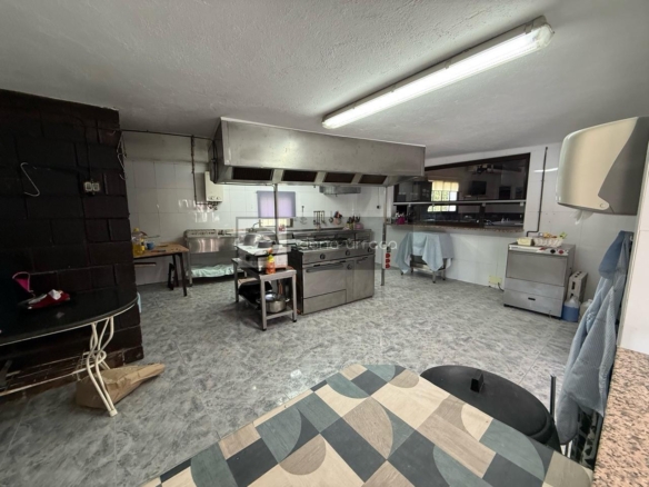 ESPECTACULAR BAR- PARRILLADA EN TUI CON GRAN PARKING Y TERRAZA – ¡LISTO PARA FUNCIONAR!