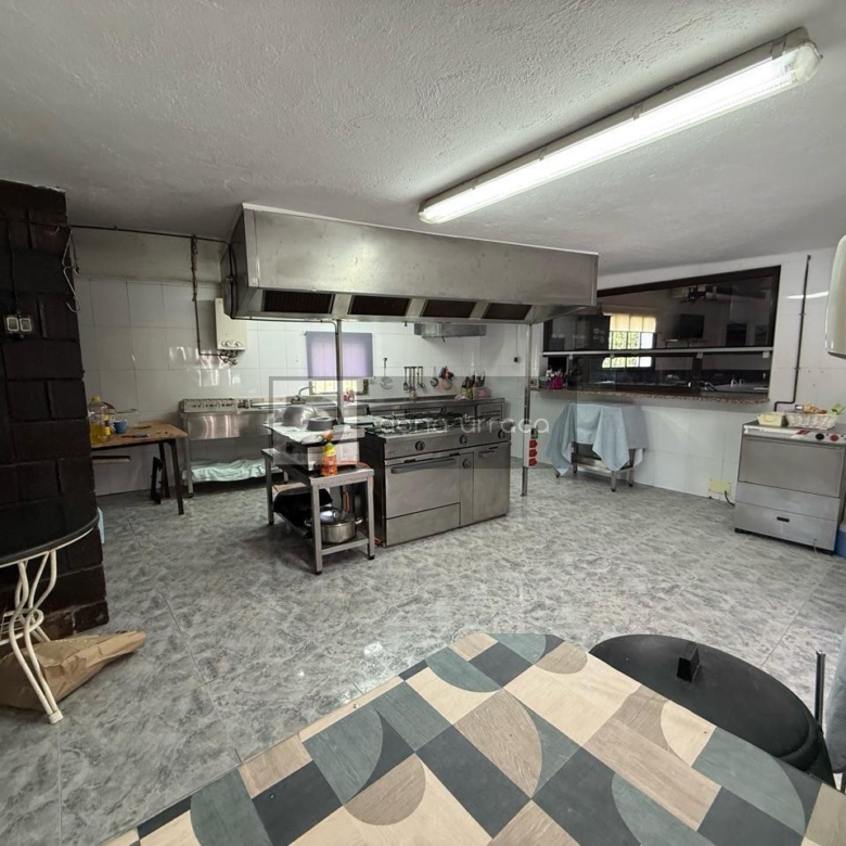 ESPECTACULAR BAR- PARRILLADA EN TUI CON GRAN PARKING Y TERRAZA – ¡LISTO PARA FUNCIONAR!