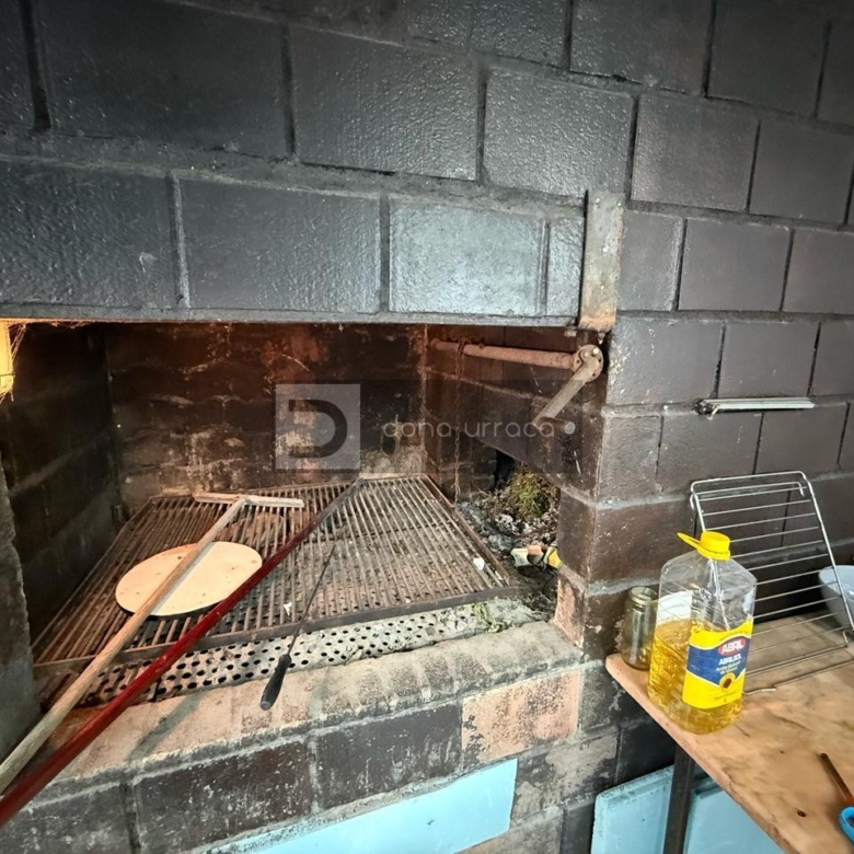 ESPECTACULAR BAR- PARRILLADA EN TUI CON GRAN PARKING Y TERRAZA – ¡LISTO PARA FUNCIONAR!