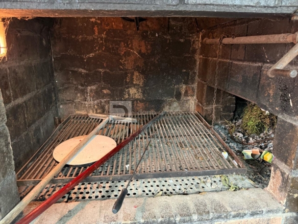 ESPECTACULAR BAR- PARRILLADA EN TUI CON GRAN PARKING Y TERRAZA – ¡LISTO PARA FUNCIONAR!