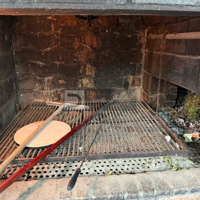 ESPECTACULAR BAR- PARRILLADA EN TUI CON GRAN PARKING Y TERRAZA – ¡LISTO PARA FUNCIONAR!
