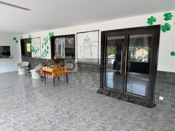 ESPECTACULAR BAR- PARRILLADA EN TUI CON GRAN PARKING Y TERRAZA – ¡LISTO PARA FUNCIONAR!