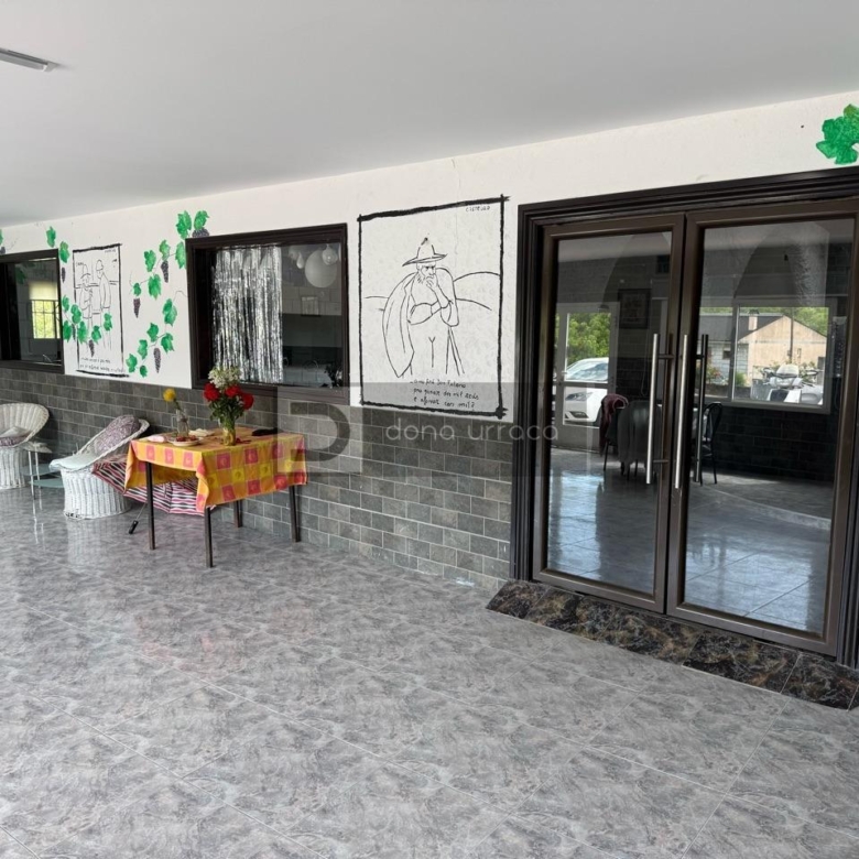 ESPECTACULAR BAR- PARRILLADA EN TUI CON GRAN PARKING Y TERRAZA – ¡LISTO PARA FUNCIONAR!