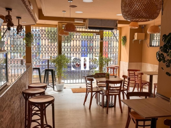 Local comercial en O Calvario con doble fachada y cafetería – Excelente ubicación