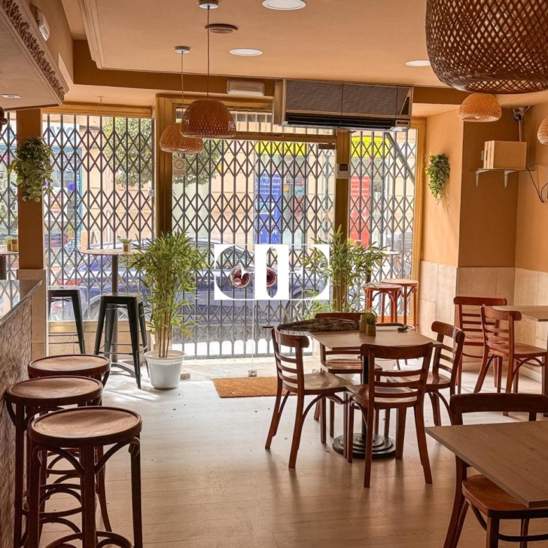 Local comercial en O Calvario con doble fachada y cafetería – Excelente ubicación