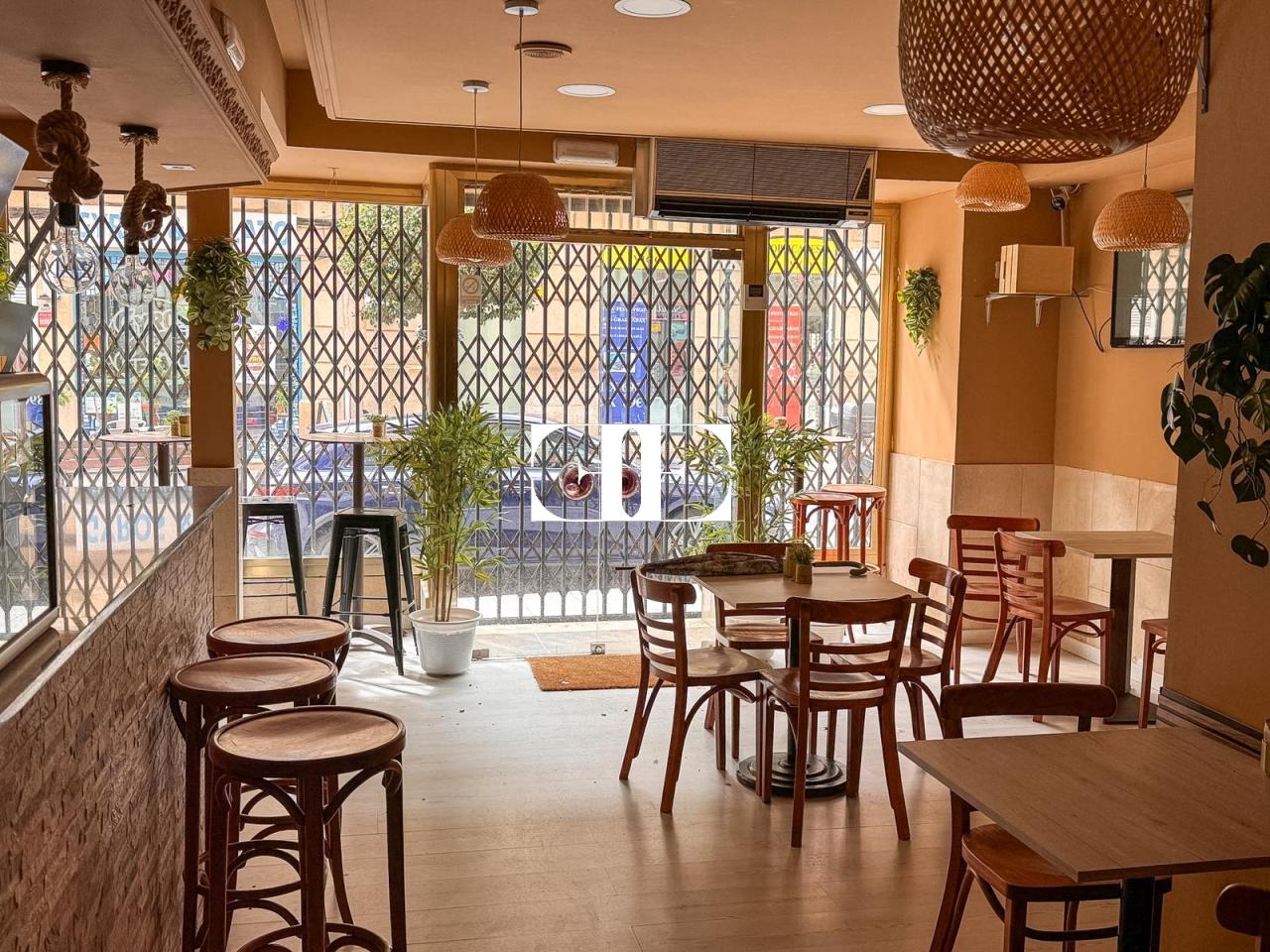 Local comercial en O Calvario con doble fachada y cafetería – Excelente ubicación