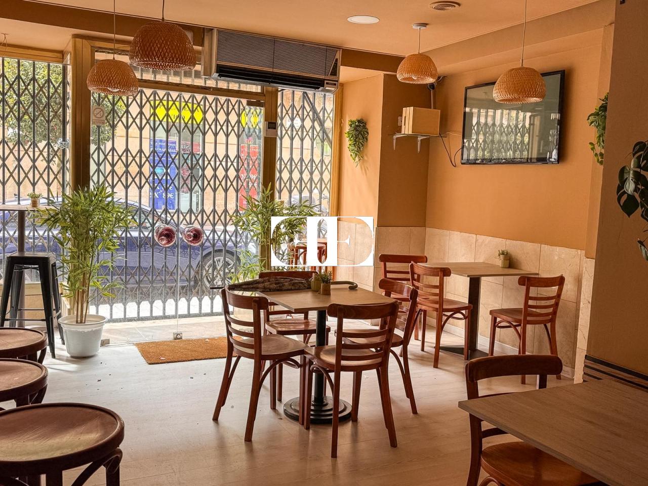 Local comercial en O Calvario con doble fachada y cafetería – Excelente ubicación