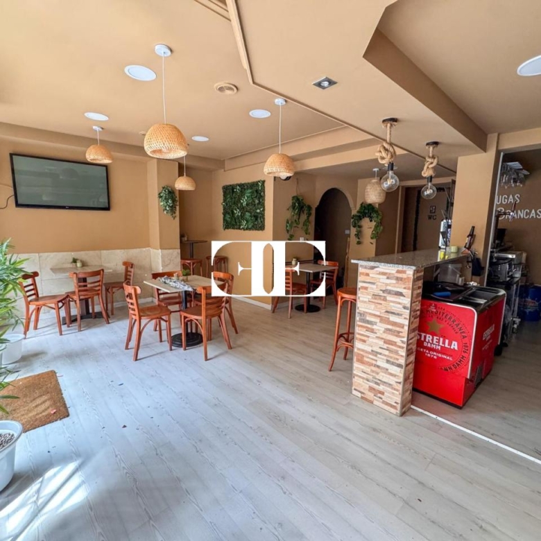 Local comercial en O Calvario con doble fachada y cafetería – Excelente ubicación