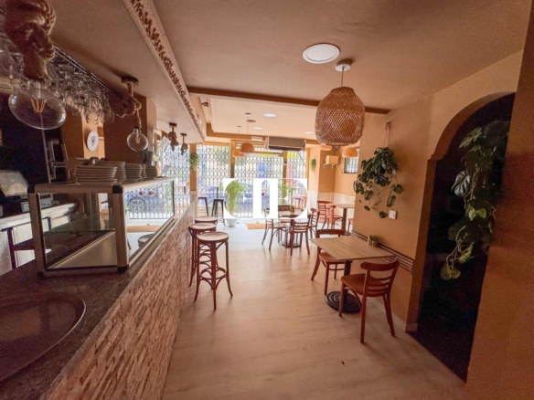 Local comercial en O Calvario con doble fachada y cafetería – Excelente ubicación