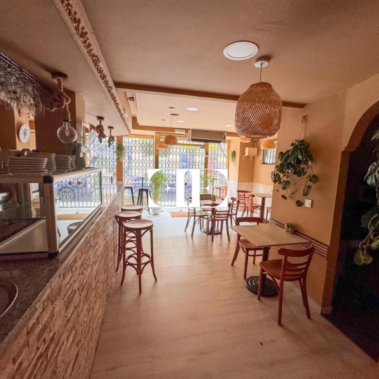 Local comercial en O Calvario con doble fachada y cafetería – Excelente ubicación