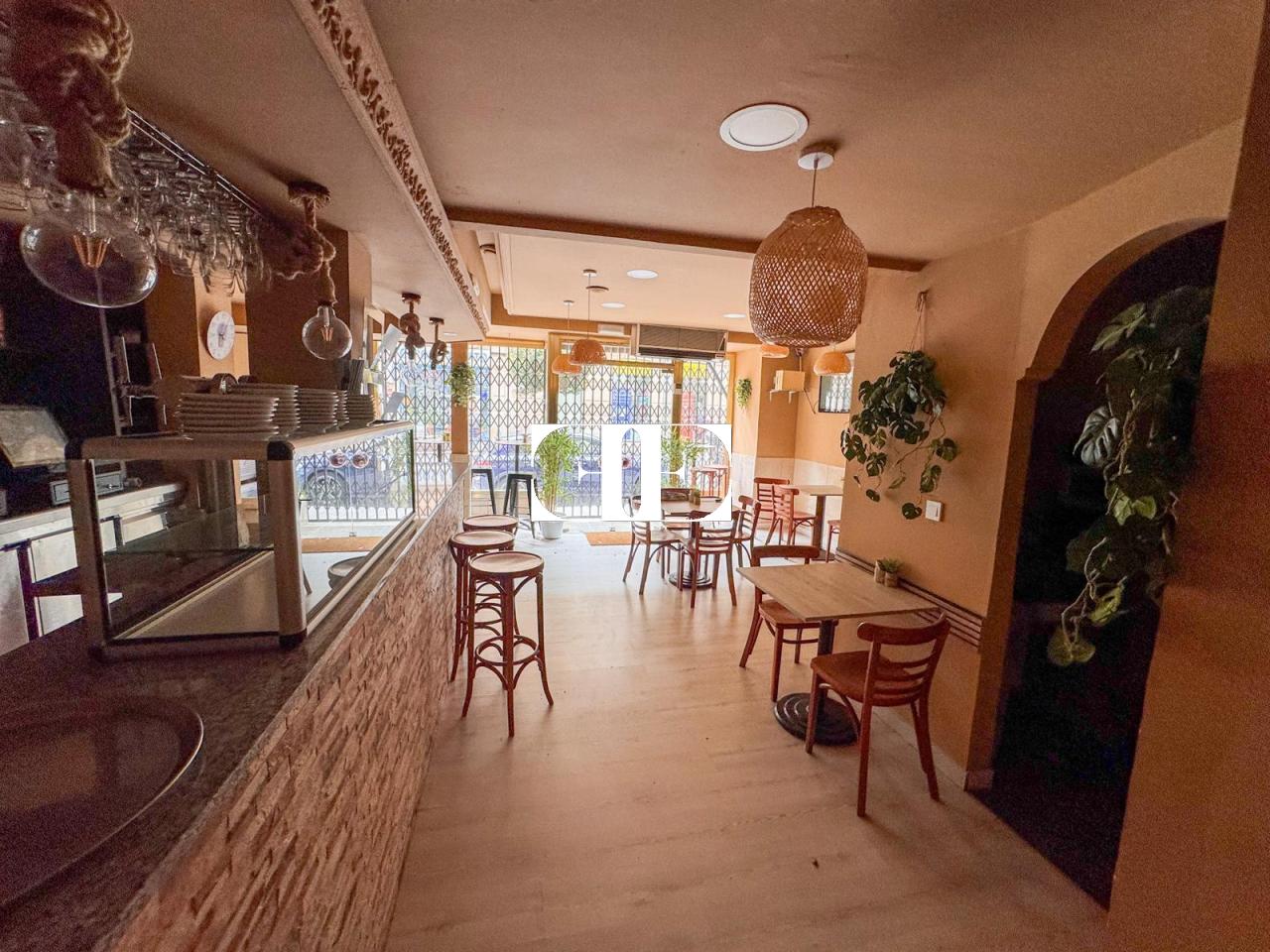 Local comercial en O Calvario con doble fachada y cafetería – Excelente ubicación