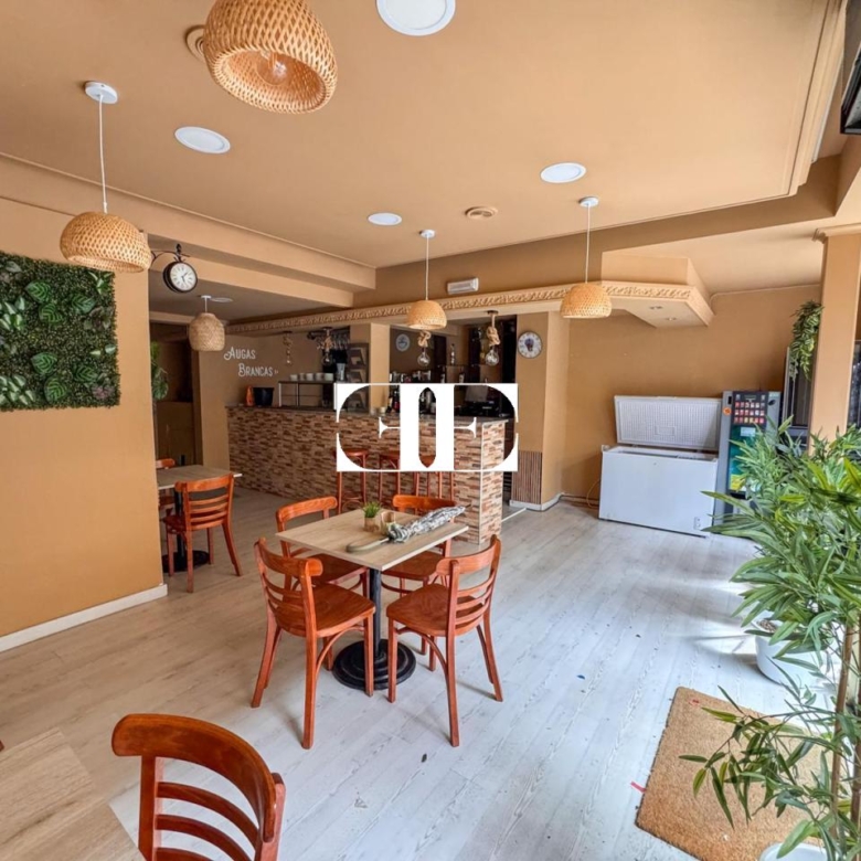 Local comercial en O Calvario con doble fachada y cafetería – Excelente ubicación