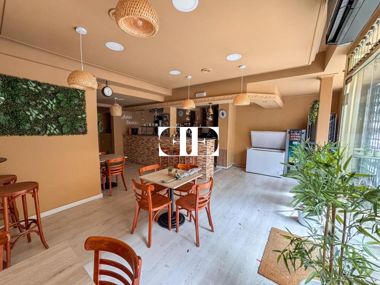 Local comercial en O Calvario con doble fachada y cafetería – Excelente ubicación