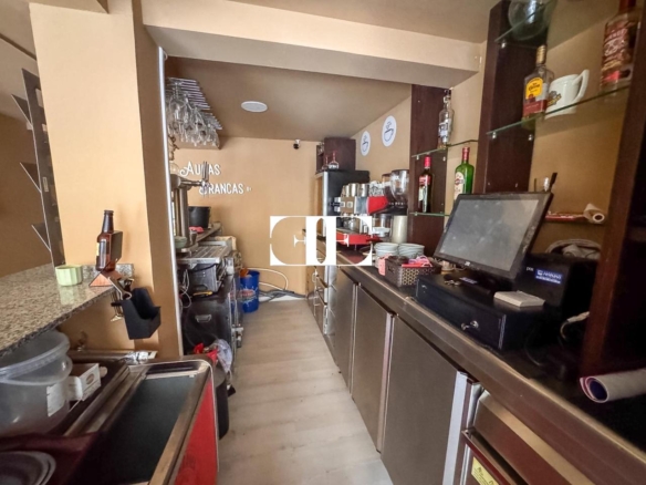 Local comercial en O Calvario con doble fachada y cafetería – Excelente ubicación
