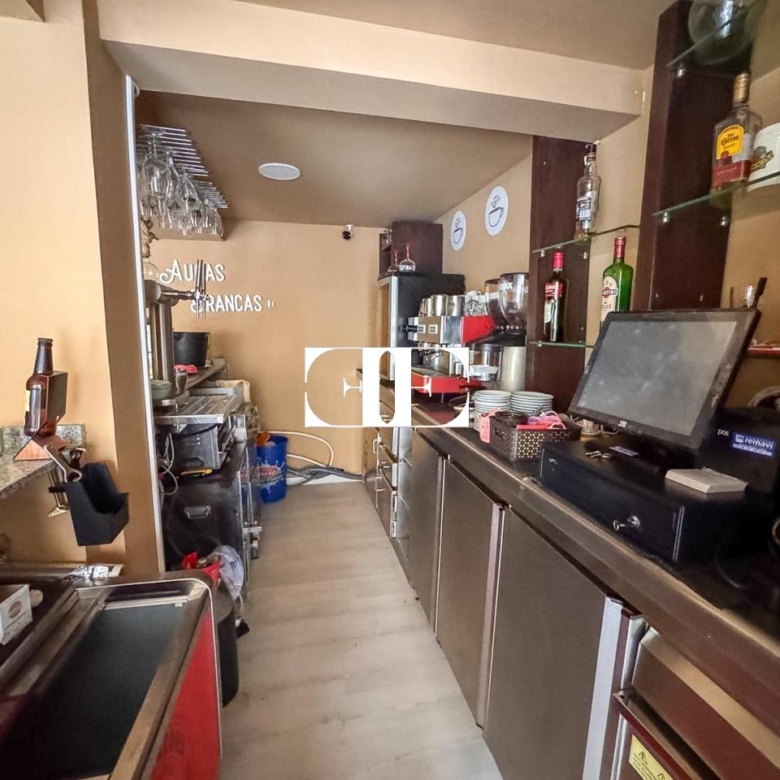 Local comercial en O Calvario con doble fachada y cafetería – Excelente ubicación
