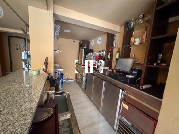 Local comercial en O Calvario con doble fachada y cafetería – Excelente ubicación