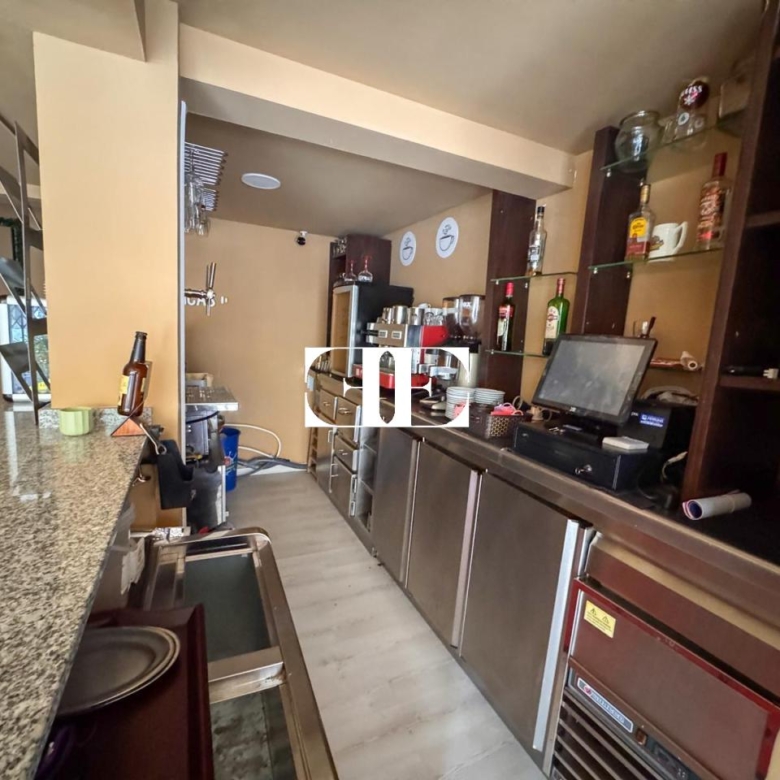 Local comercial en O Calvario con doble fachada y cafetería – Excelente ubicación
