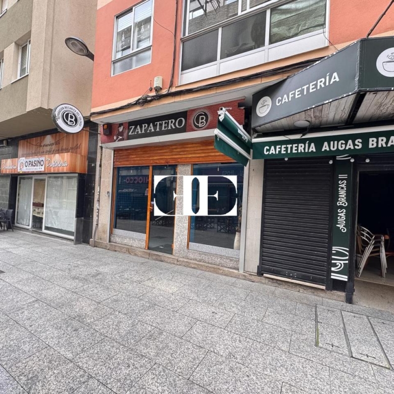 Local comercial en O Calvario con doble fachada y cafetería – Excelente ubicación