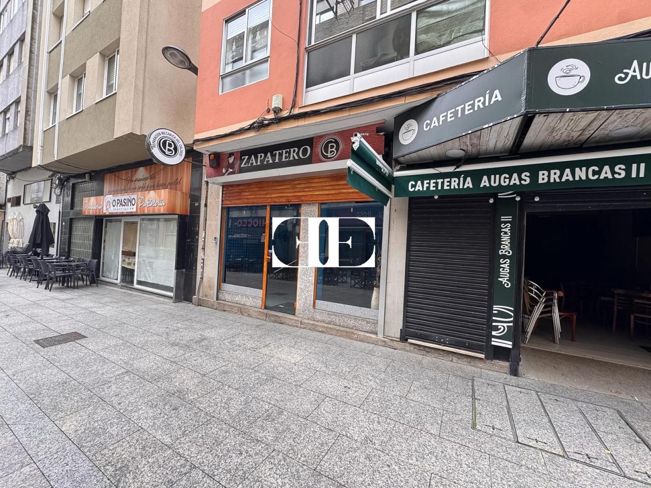 Local comercial en O Calvario con doble fachada y cafetería – Excelente ubicación