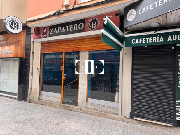 Local comercial en O Calvario con doble fachada y cafetería – Excelente ubicación