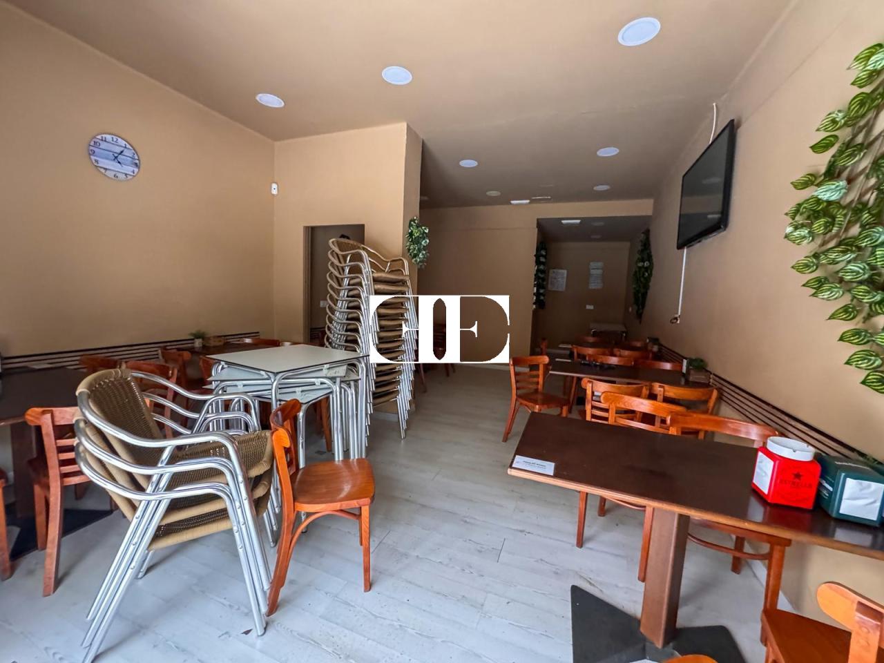 Local comercial en O Calvario con doble fachada y cafetería – Excelente ubicación