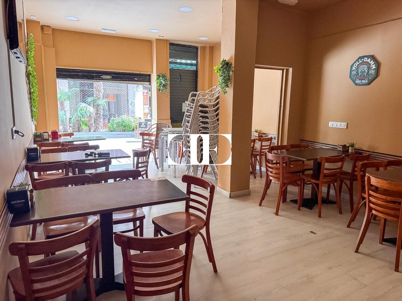 Local comercial en O Calvario con doble fachada y cafetería – Excelente ubicación