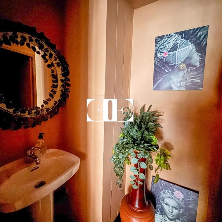 Local comercial en O Calvario con doble fachada y cafetería – Excelente ubicación