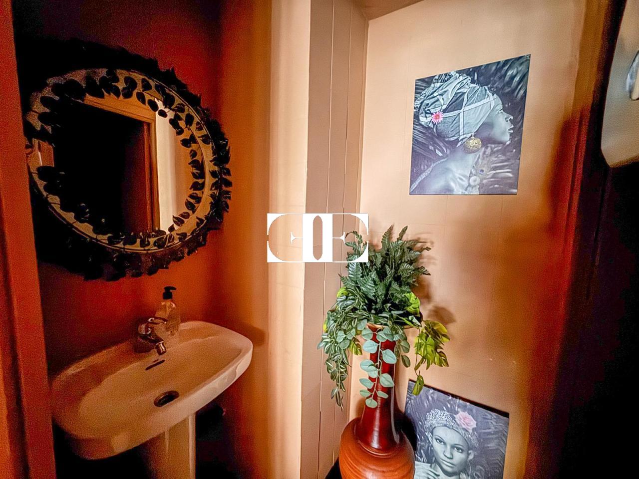 Local comercial en O Calvario con doble fachada y cafetería – Excelente ubicación