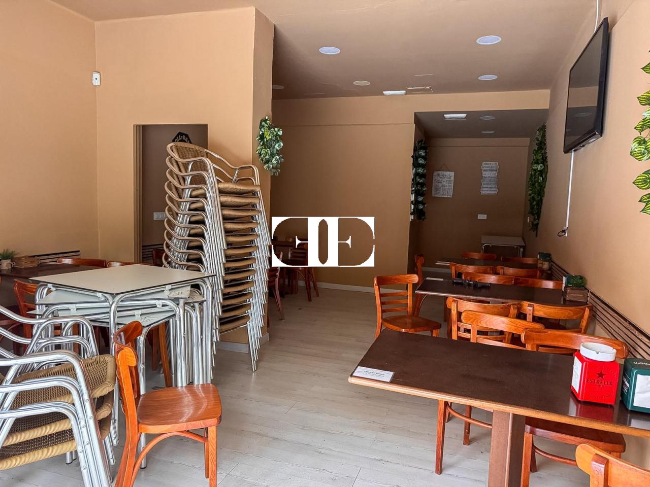 Local comercial en O Calvario con doble fachada y cafetería – Excelente ubicación
