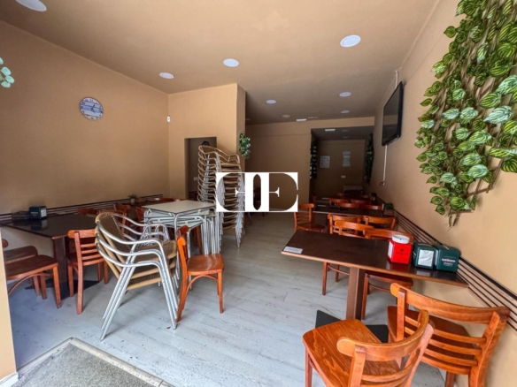 Local comercial en O Calvario con doble fachada y cafetería – Excelente ubicación