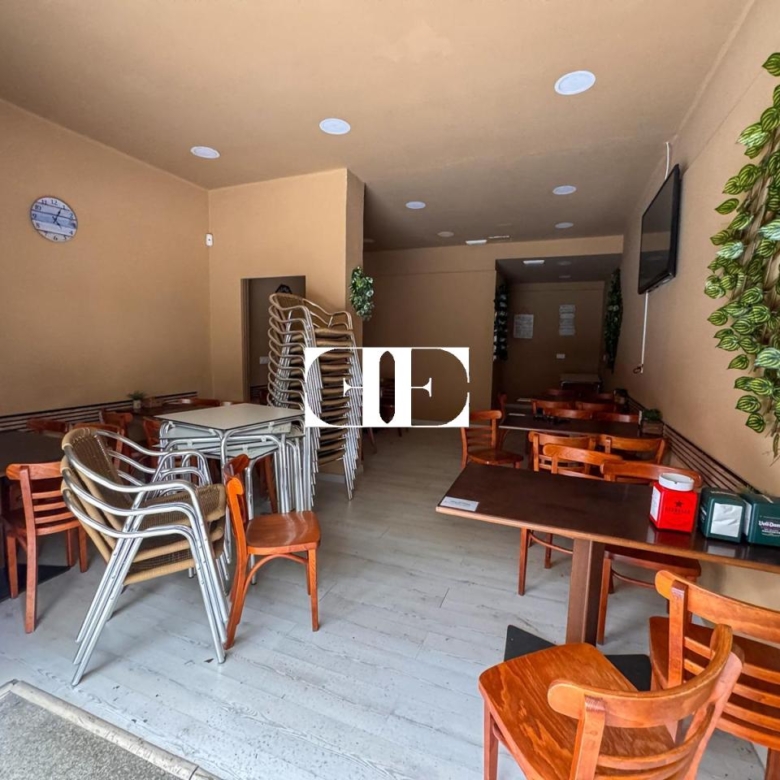 Local comercial en O Calvario con doble fachada y cafetería – Excelente ubicación