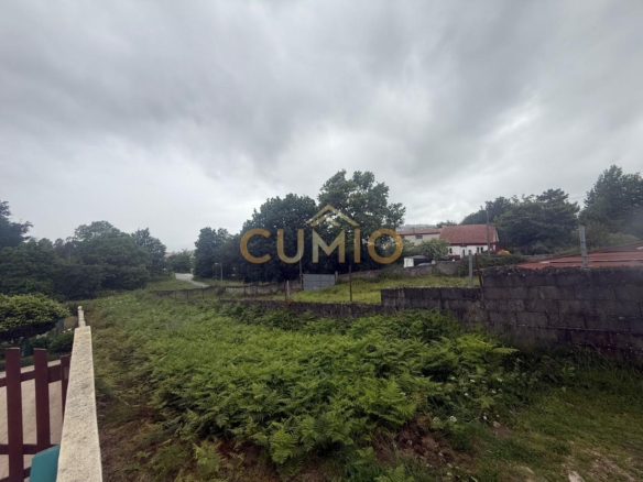 Se vende terreno en excelente ubicación, ideal para promoción de cuatro parcelas con licencia.