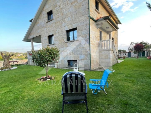 SE VENDE CASA O CHALET DE PIEDRA CON 5 HABITACIONES Y CON VISTAS A LA RIA PROXIMO A PONTEVEDRA