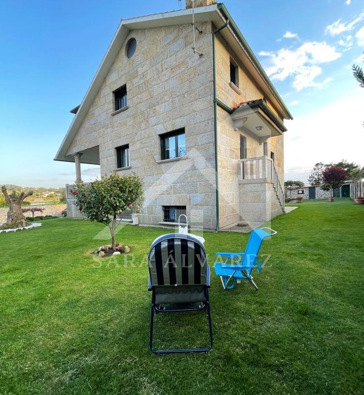 SE VENDE CASA O CHALET DE PIEDRA CON 5 HABITACIONES Y CON VISTAS A LA RIA PROXIMO A PONTEVEDRA
