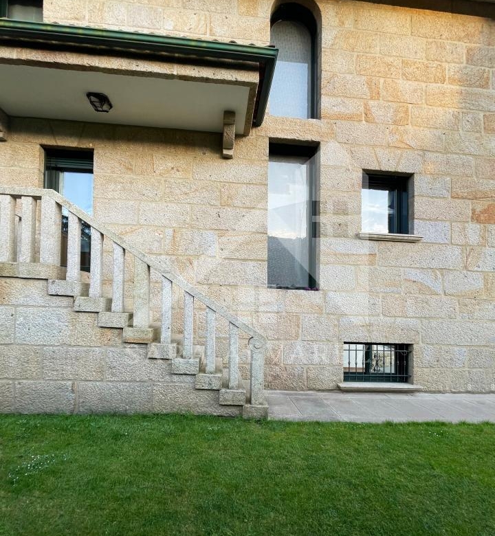 SE VENDE CASA O CHALET DE PIEDRA CON 5 HABITACIONES Y CON VISTAS A LA RIA PROXIMO A PONTEVEDRA