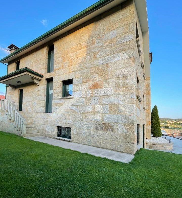 SE VENDE CASA O CHALET DE PIEDRA CON 5 HABITACIONES Y CON VISTAS A LA RIA PROXIMO A PONTEVEDRA