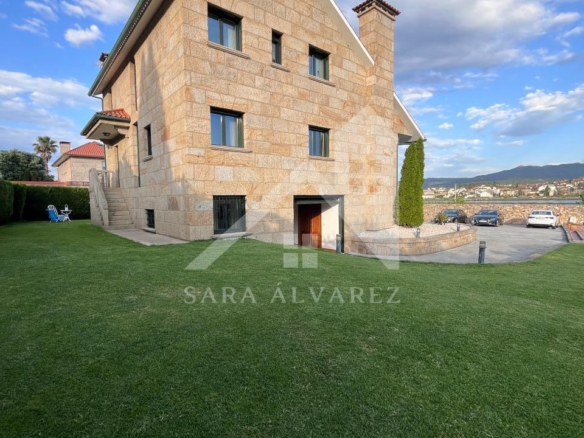 SE VENDE CASA O CHALET DE PIEDRA CON 5 HABITACIONES Y CON VISTAS A LA RIA PROXIMO A PONTEVEDRA