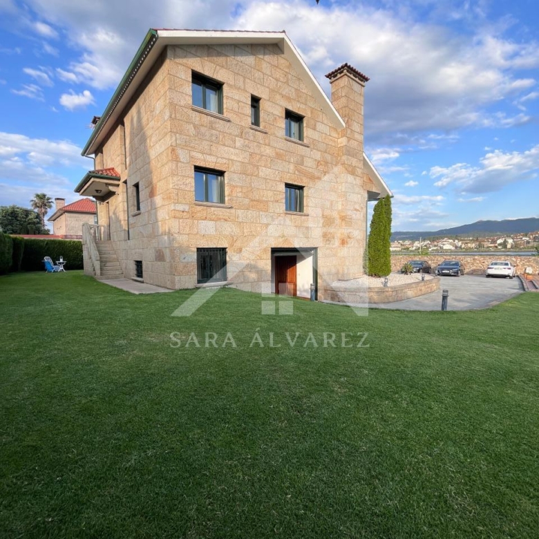 SE VENDE CASA O CHALET DE PIEDRA CON 5 HABITACIONES Y CON VISTAS A LA RIA PROXIMO A PONTEVEDRA