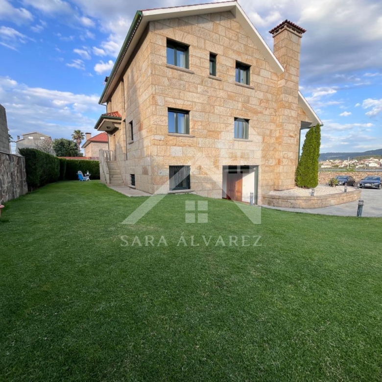 SE VENDE CASA O CHALET DE PIEDRA CON 5 HABITACIONES Y CON VISTAS A LA RIA PROXIMO A PONTEVEDRA