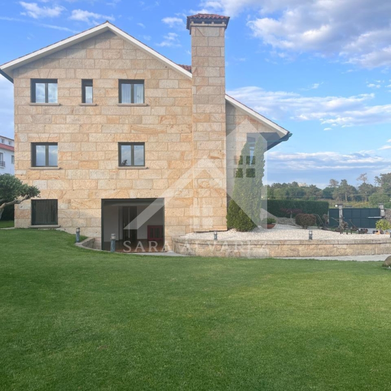 SE VENDE CASA O CHALET DE PIEDRA CON 5 HABITACIONES Y CON VISTAS A LA RIA PROXIMO A PONTEVEDRA