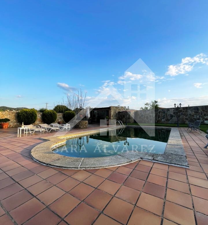 SE VENDE CASA O CHALET DE PIEDRA CON 5 HABITACIONES Y CON VISTAS A LA RIA PROXIMO A PONTEVEDRA