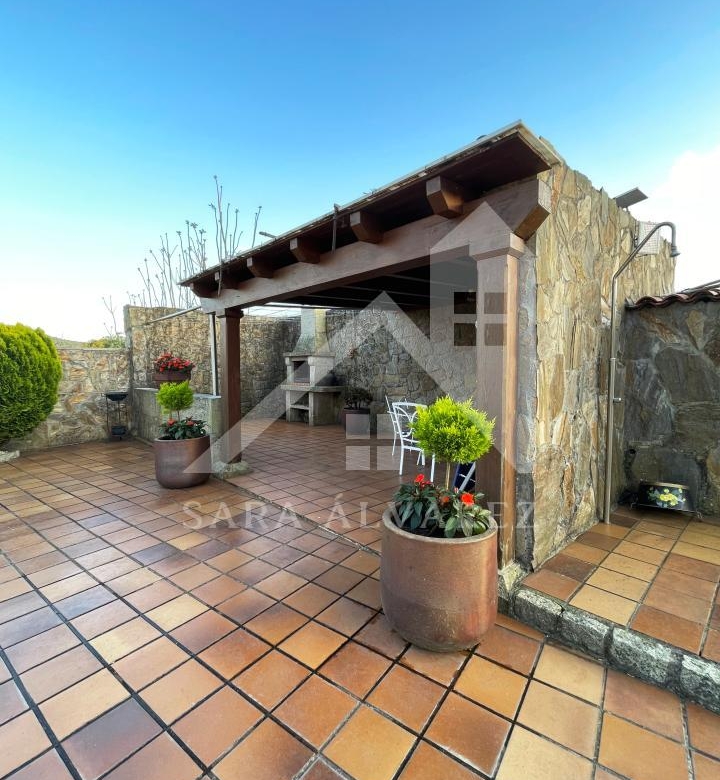 SE VENDE CASA O CHALET DE PIEDRA CON 5 HABITACIONES Y CON VISTAS A LA RIA PROXIMO A PONTEVEDRA