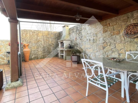 SE VENDE CASA O CHALET DE PIEDRA CON 5 HABITACIONES Y CON VISTAS A LA RIA PROXIMO A PONTEVEDRA