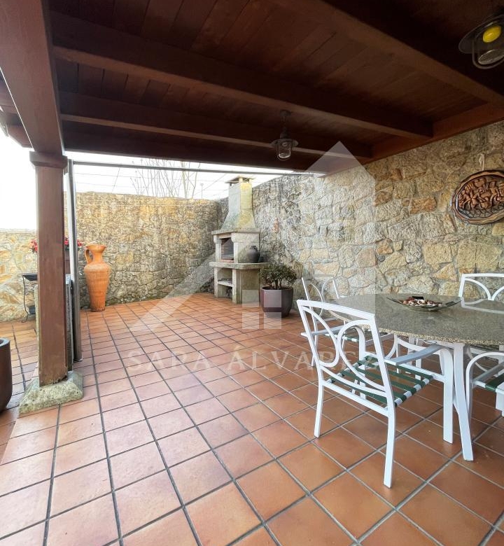 SE VENDE CASA O CHALET DE PIEDRA CON 5 HABITACIONES Y CON VISTAS A LA RIA PROXIMO A PONTEVEDRA