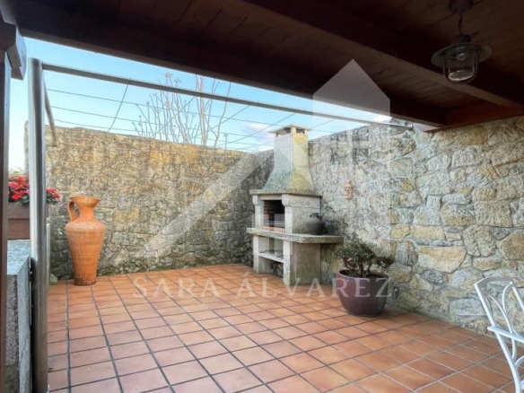 SE VENDE CASA O CHALET DE PIEDRA CON 5 HABITACIONES Y CON VISTAS A LA RIA PROXIMO A PONTEVEDRA