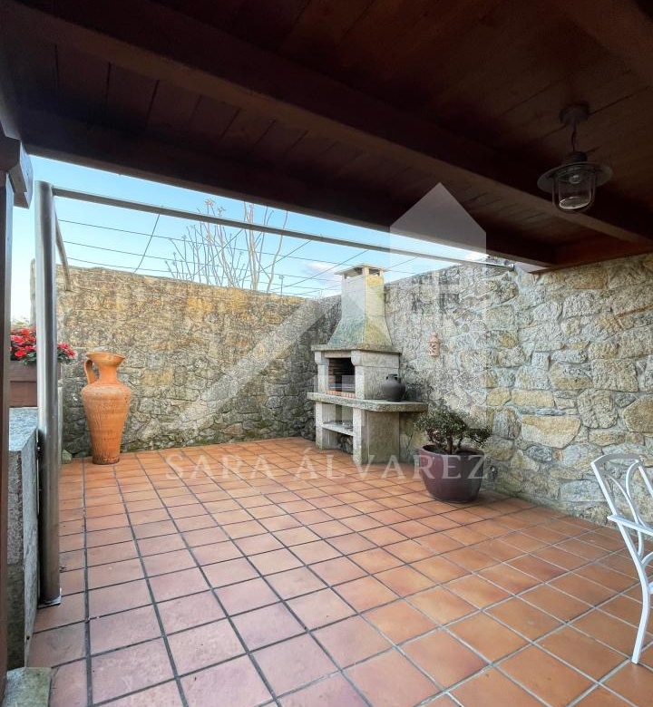 SE VENDE CASA O CHALET DE PIEDRA CON 5 HABITACIONES Y CON VISTAS A LA RIA PROXIMO A PONTEVEDRA