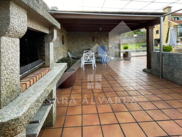 SE VENDE CASA O CHALET DE PIEDRA CON 5 HABITACIONES Y CON VISTAS A LA RIA PROXIMO A PONTEVEDRA